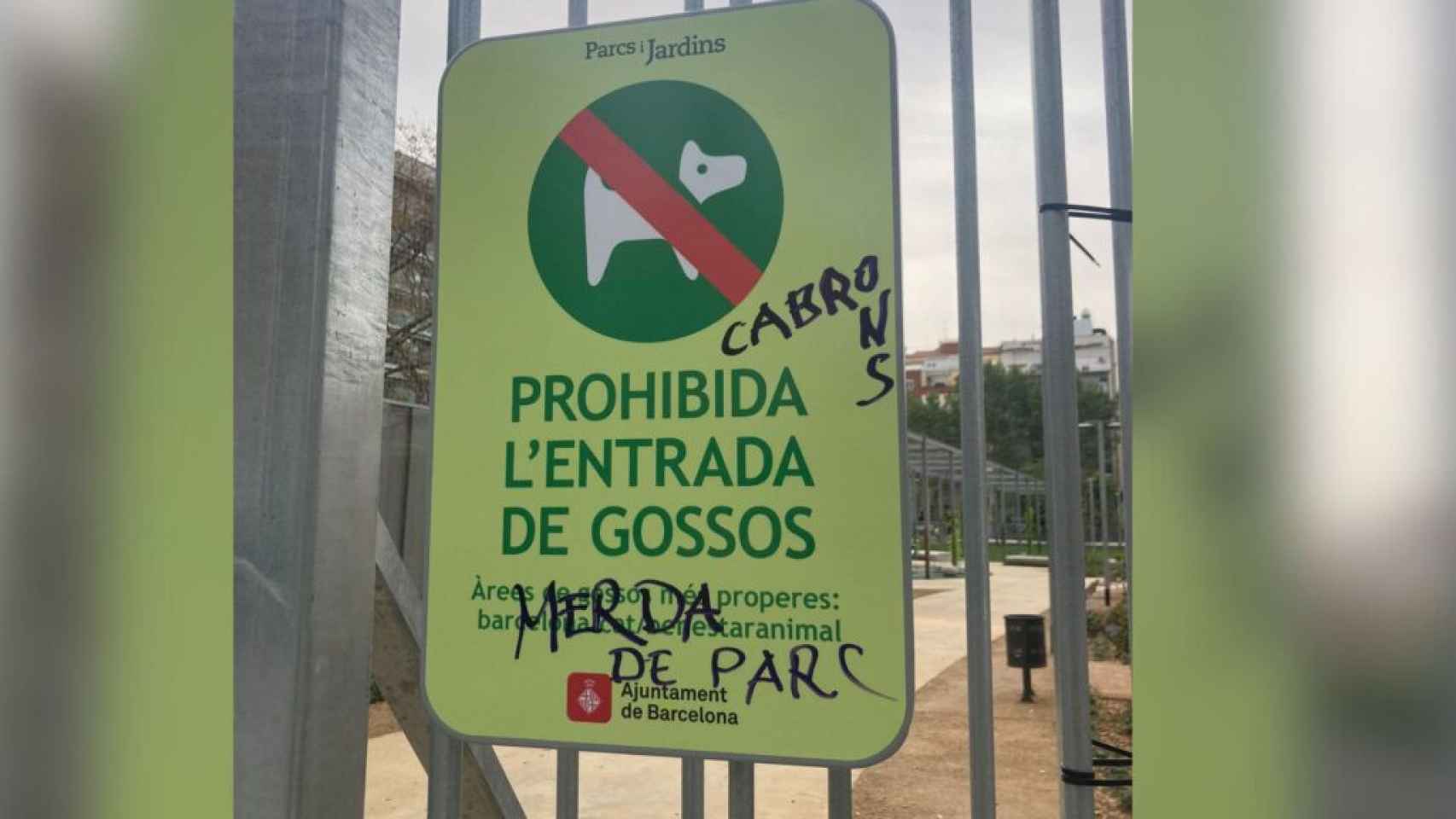 Carteles en el nuevo parque de la Colònia Castells