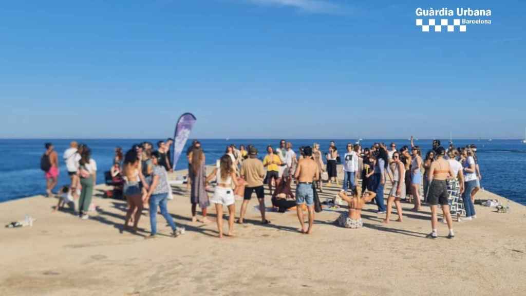 Más de 100 personas de fiesta en l'Espigó del Gas de la Barceloneta