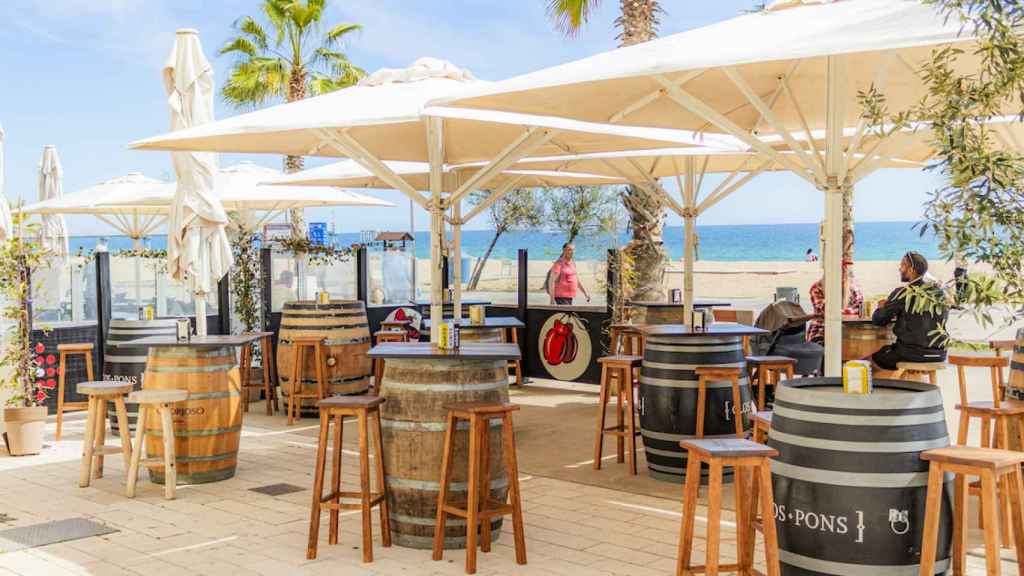 Terraza del bar Casa Pedro, en la playa del Coco de Badalona