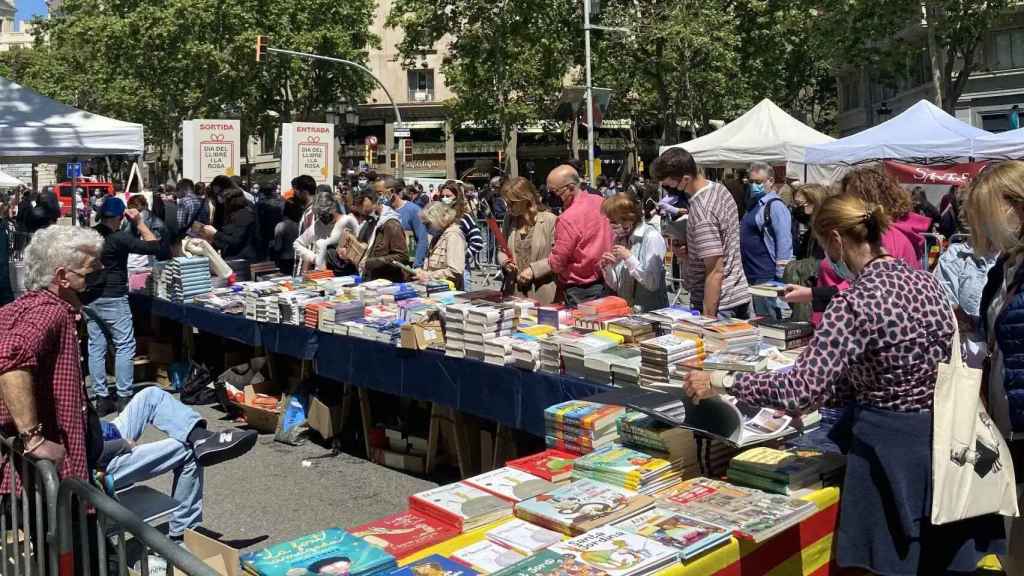 Puestos de libros en la Diada de Sant Jordi de 2023
