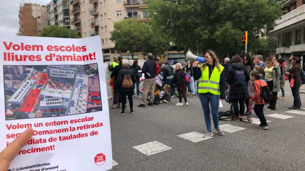 Protesta en la calle de Aragó para la retirada de amianto