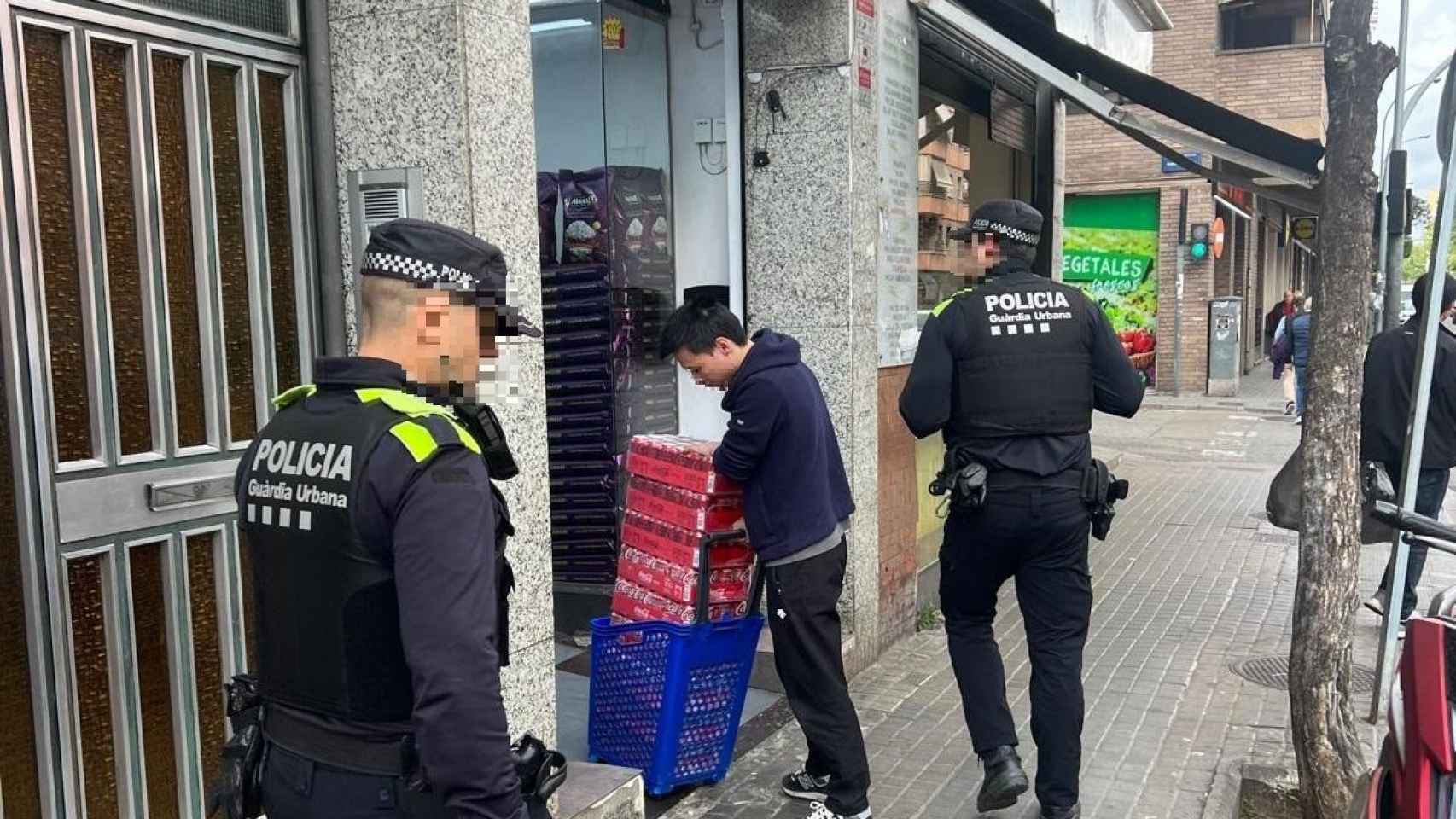 Agentes de Guardia Urbana y Policía Nacional en Badalona