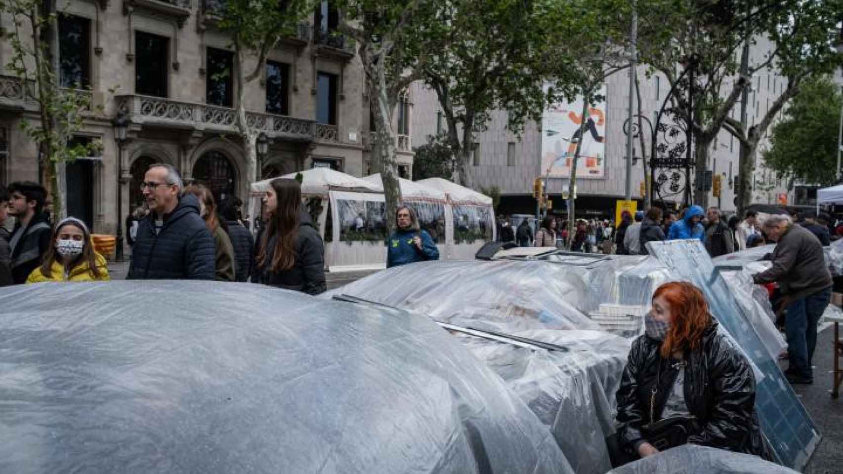 Imagen de archivo de un Sant Jordi pasado por agua en Barcelona