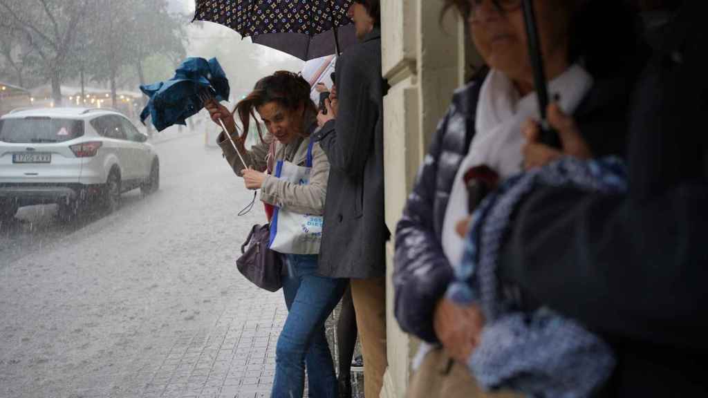 Personas resguardándose bajo el paraguas durante un día de lluvia en Barcelona