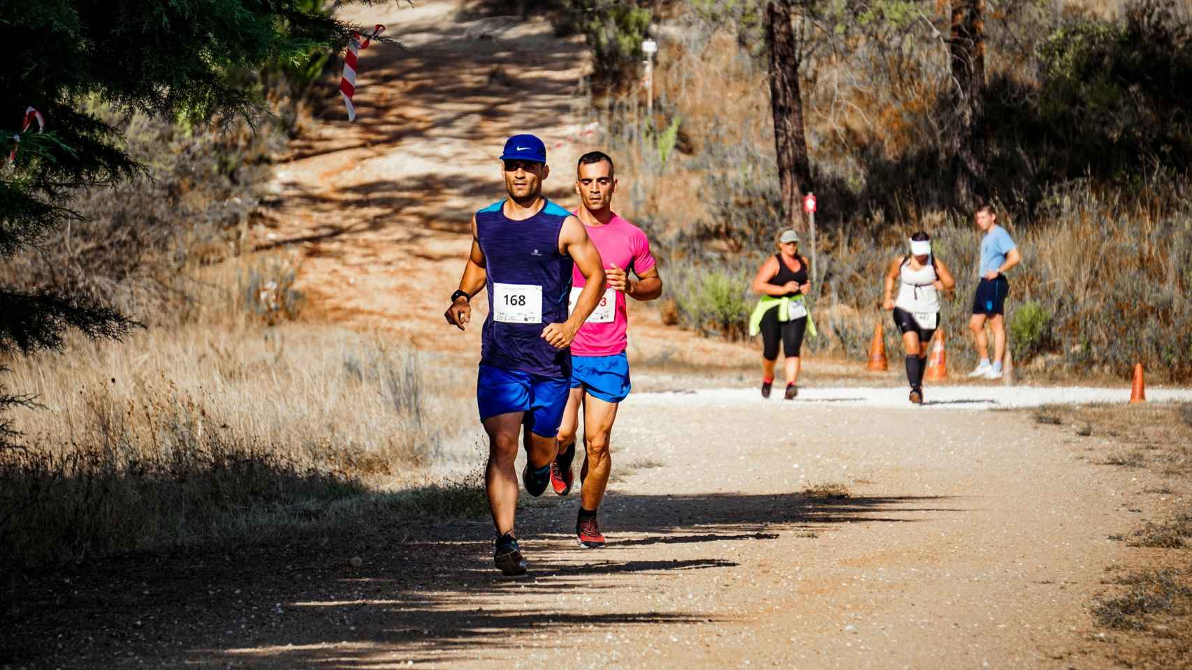 Jóvenes practican running por la carretera