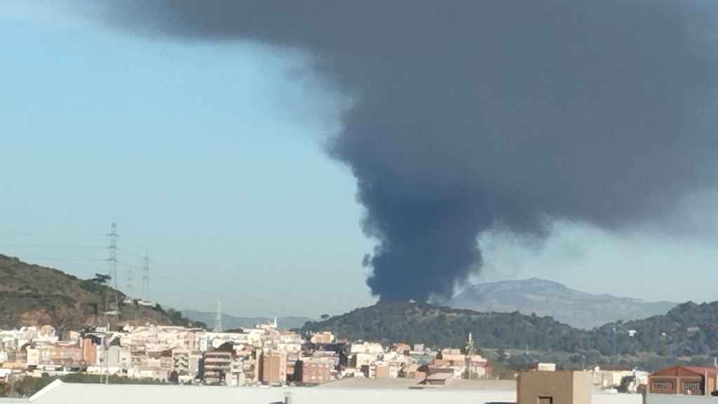 Incendio en Montcada i Reixac visible desde Barcelona