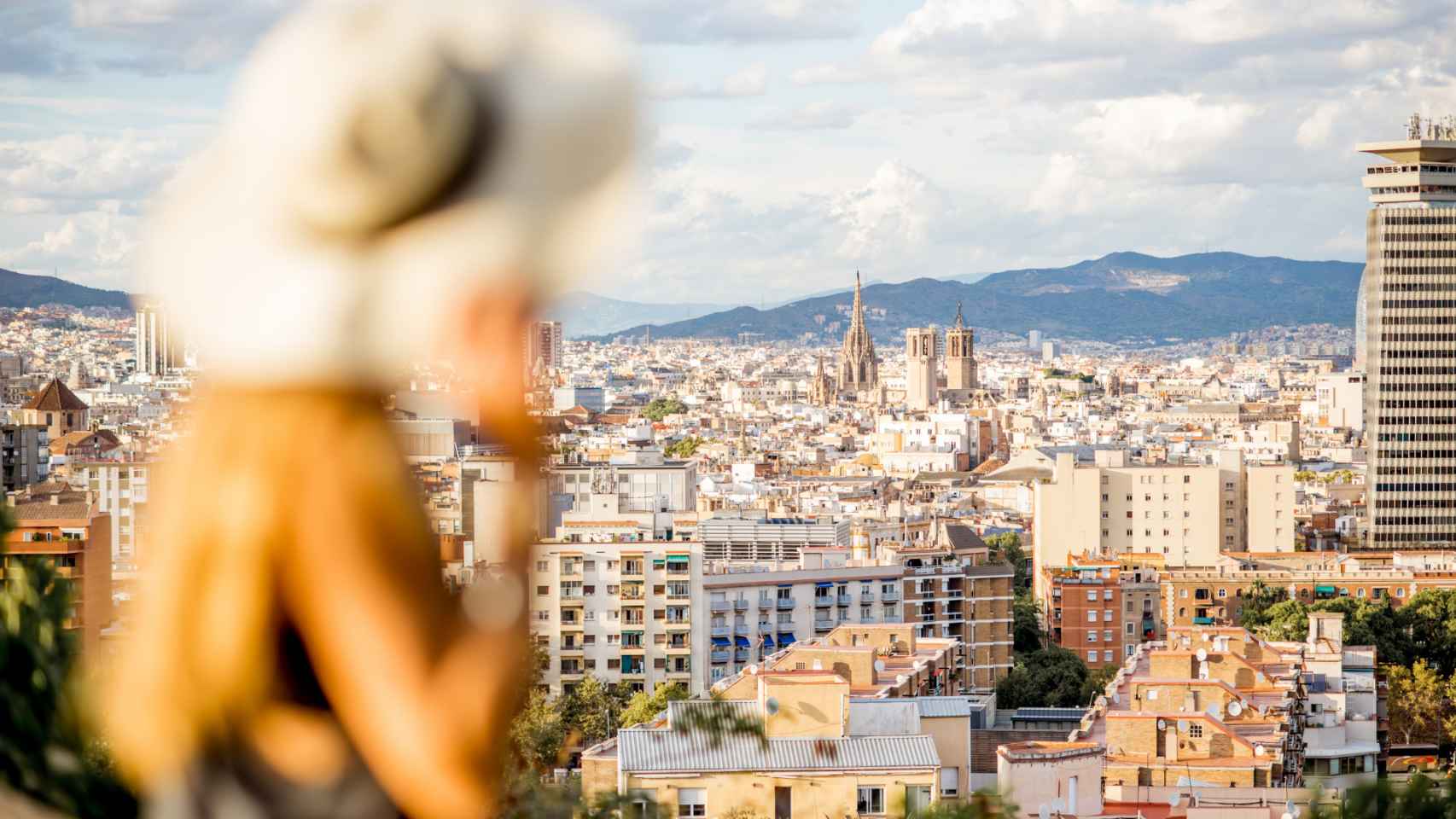 Una joven en un mirador de Barcelona en una imagen de archivo