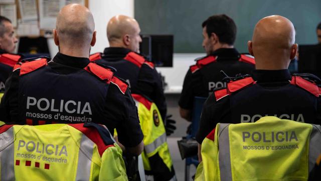 Agentes de los Mossos d’Esquadra durante una reunión