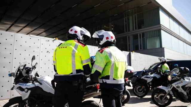 Así trabajan los Guilles, los mossos motoristas que blindan el Barça-PSG