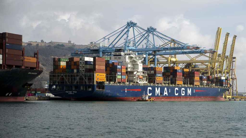 Un barco de mercancías en el puerto de Barcelona