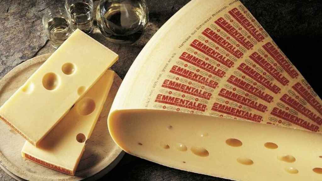 Una tapa de queso Emmentaler AOP