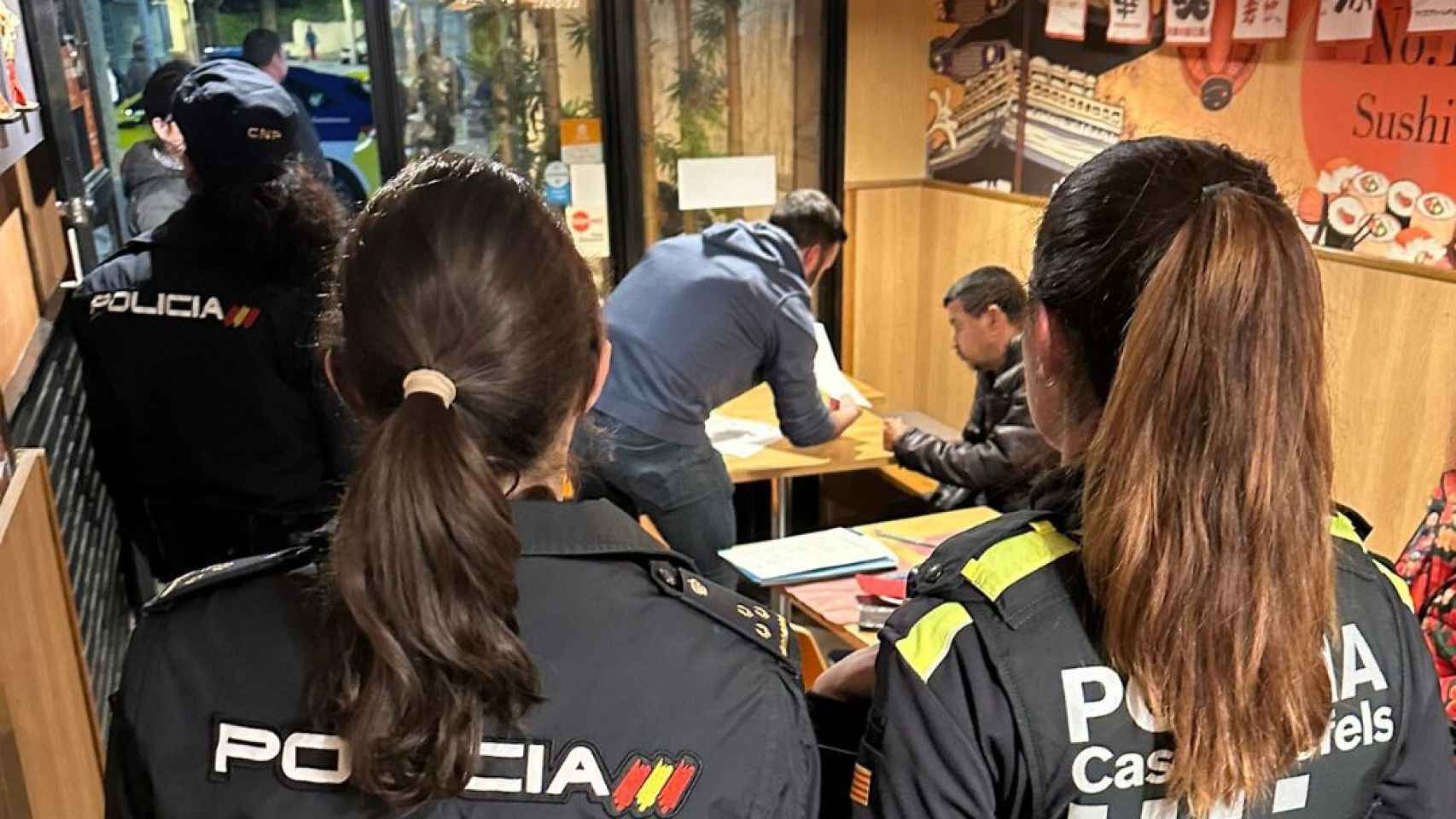 Agentes de la Policía Nacional y Local de Castelldefels en el Wu Sushi