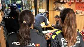 Agentes de la Policía Nacional y Local de Castelldefels en el Wu Sushi