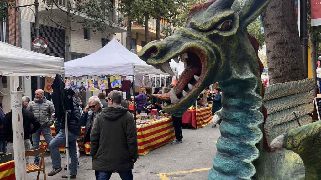 Decoraciones y puestos de libros por Sant Jordi en Badalona