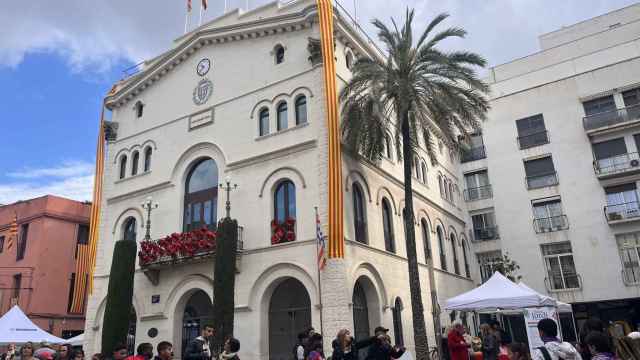 El ayuntamiento de Badalona, decorado por Sant Jordi