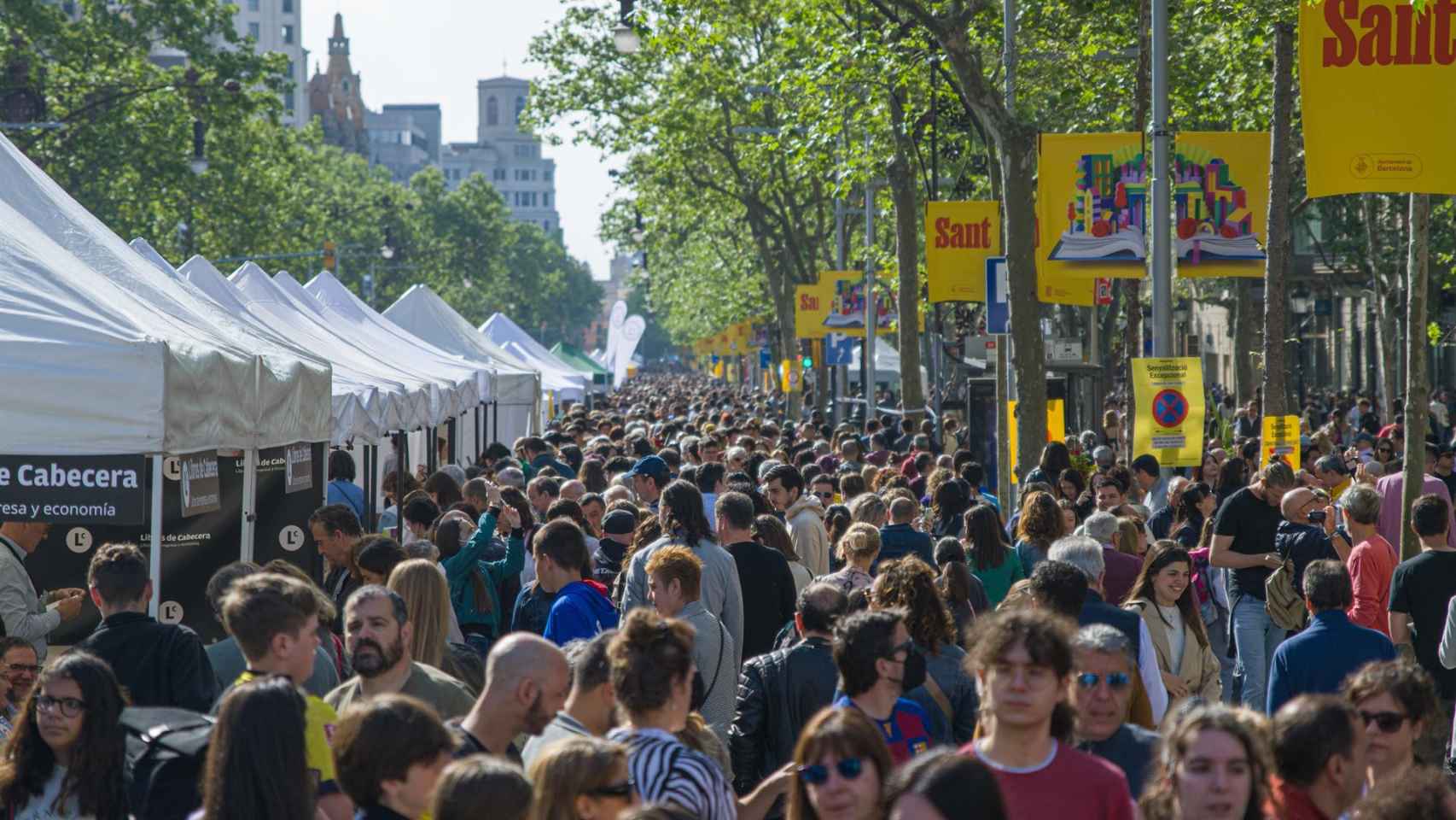 Numerosas personas en los puestos de libros durante la Diada de Sant Jordi 2023