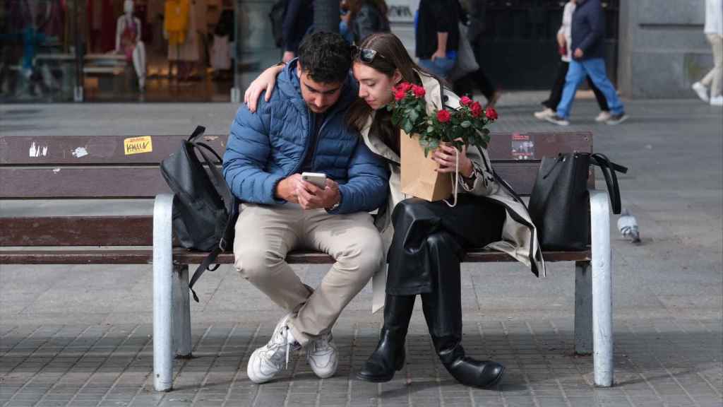 Una pareja en un banco durante la Diada de Sant Jordi