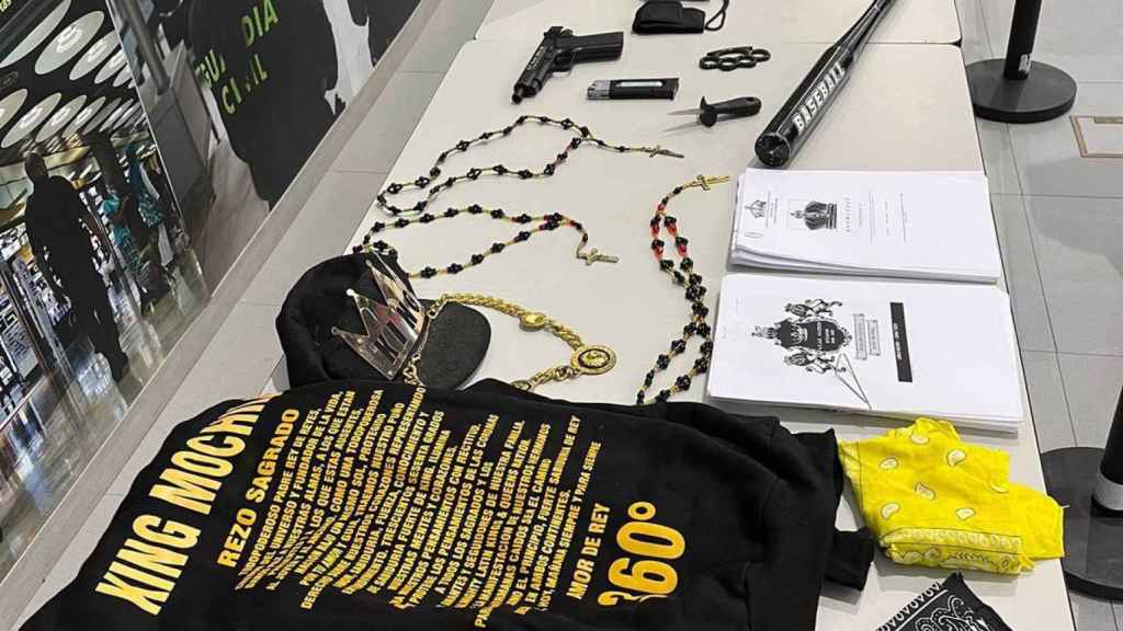 Objetos de los Latin Kings confiscados por la policía