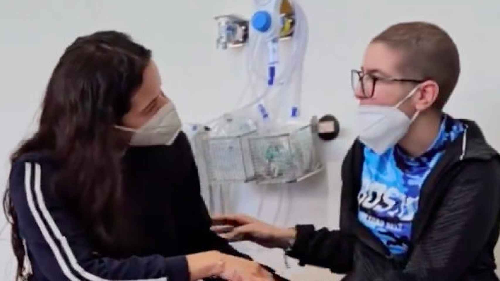 Rosalía junto a una paciente del Pediatric Cancer Center