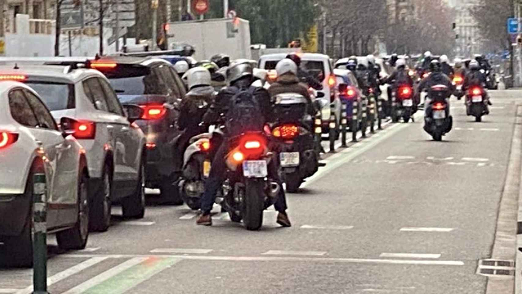 Motoristas en el carril bus de la calle de Balmes