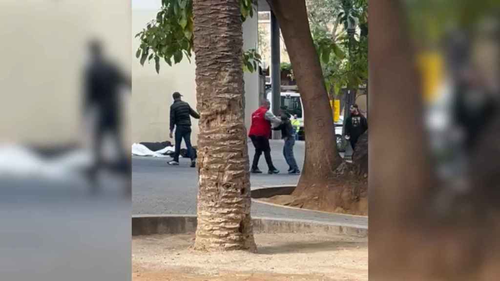 VÍDEO: Salvaje pelea entre dos jóvenes en el Raval de Barcelona