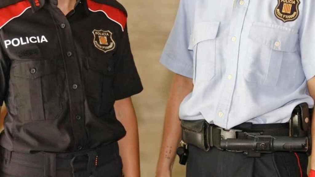 Dos agentes de los mossos