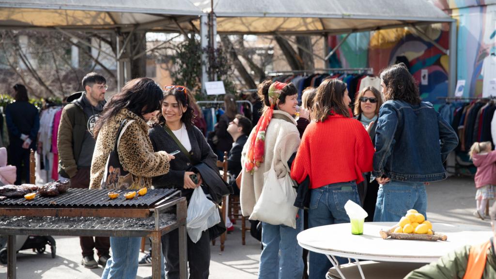 Personas en el mercadillo Flea Market del Raval