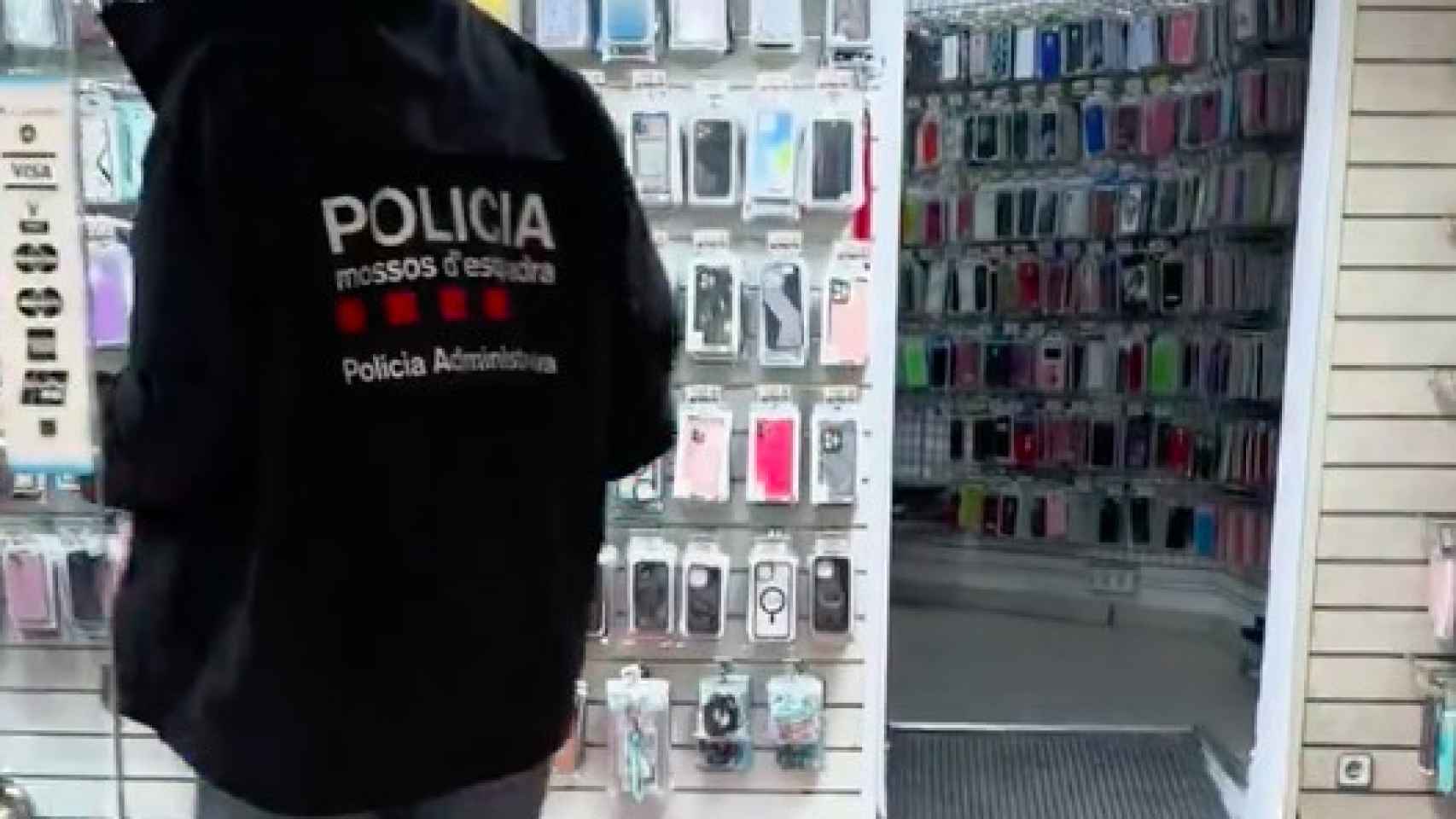 Los Mossos intervienen más de 100 móviles de alta gama en locales de Barcelona