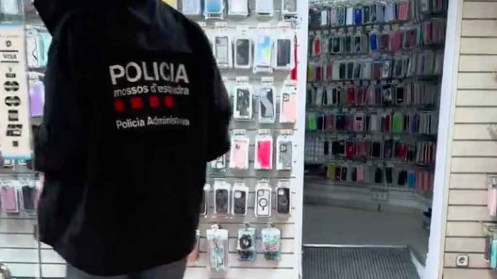 Los Mossos intervienen más de 100 móviles de alta gama en locales de Barcelona
