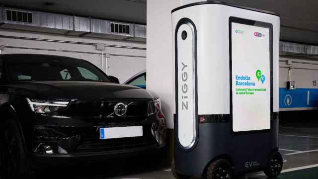Punto de carga móvil desarrollado por EV Safe Charge, es uno de los dos proyectos que se están probando en Barcelona