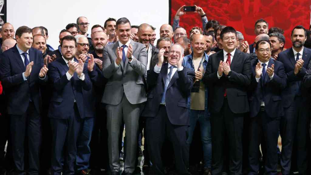Pedro Sánchez, Pere Aragonès y Jordi Hereu junto a representantes políticos  y empresariales chinos en la firma del acuerdo de Chery