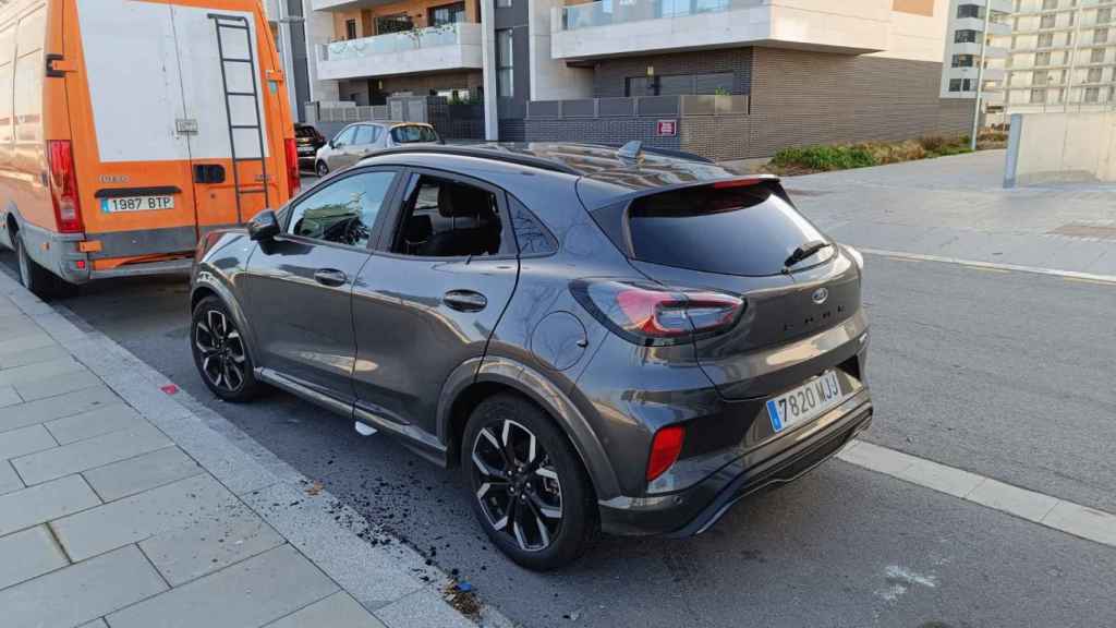 Un coche reventado en La Catalana