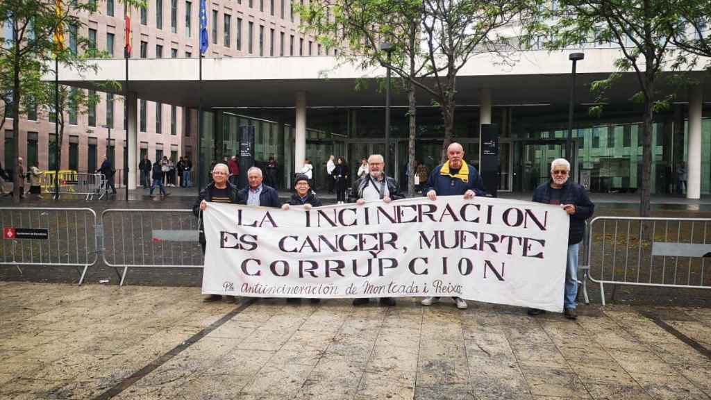 Vecinos de Montcada i Reixac, frente a la Ciutat de la Justícia