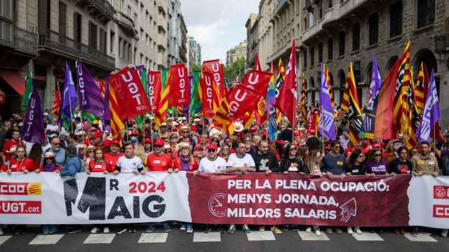 Manifestantes pueblan la Via Laietana de Barcelona este 1 de mayo