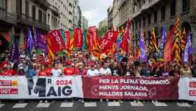Manifestantes pueblan la Via Laietana de Barcelona este 1 de mayo