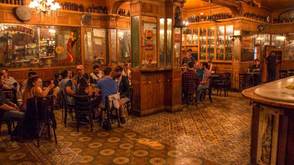 Interior del Bar Marsella, restaurante histórico del barrio del Raval de Barcelona