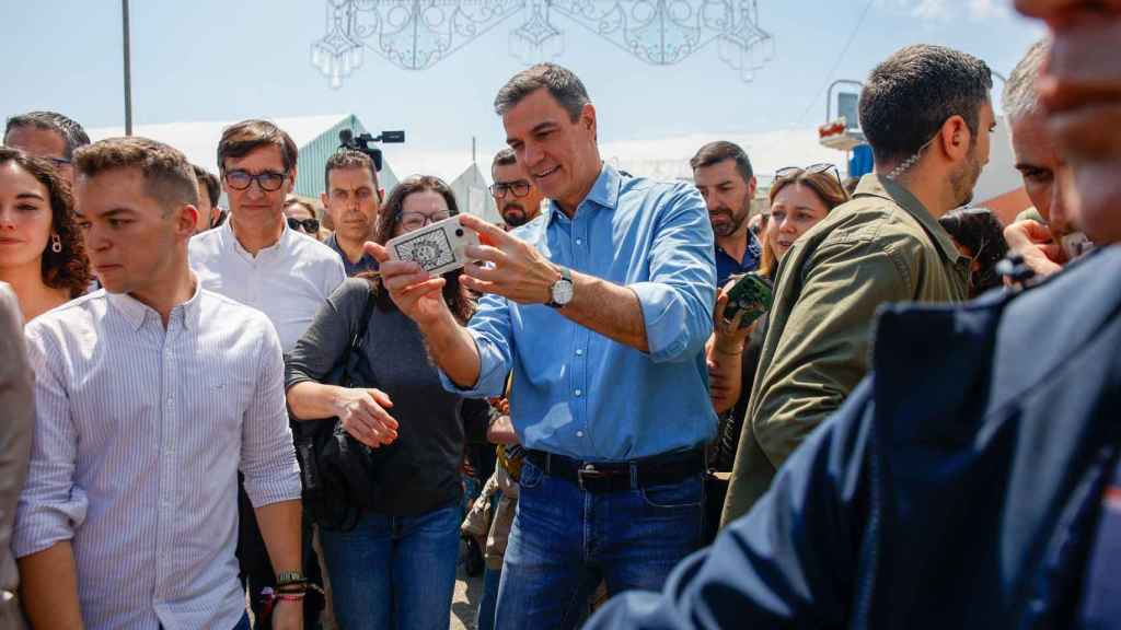 Pedro Sánchez junto a visitantes de la Feria