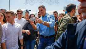 Pedro Sánchez junto a visitantes de la Feria