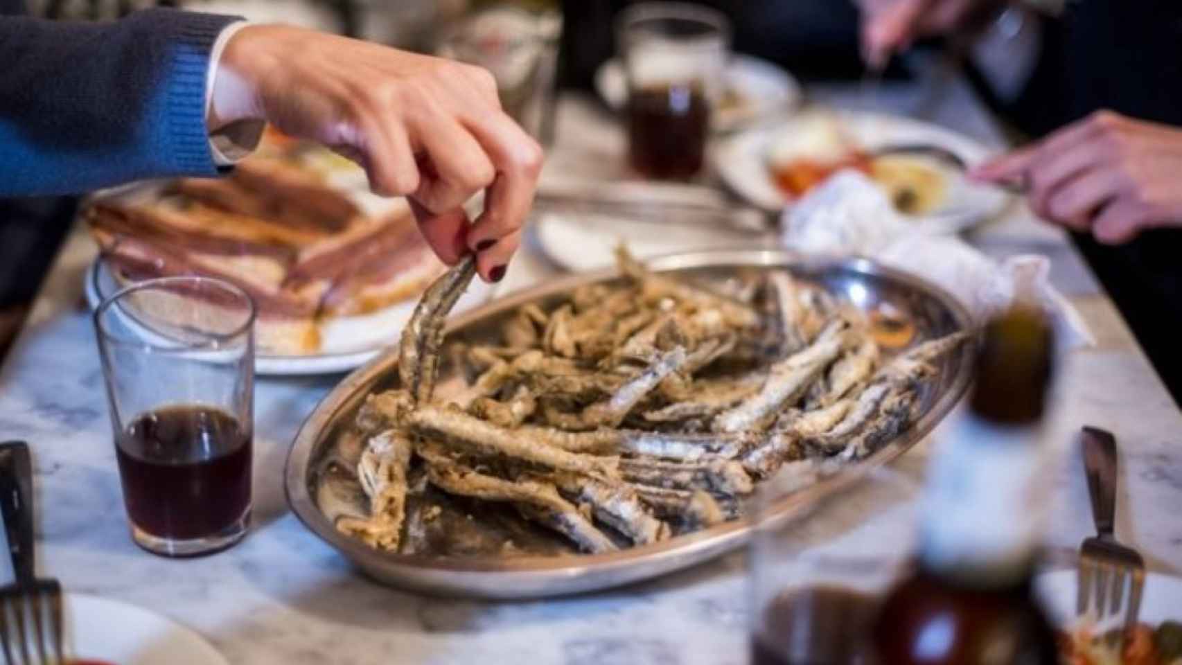 Una tapa de pescado frito del bar La Plata en una imagen de archivo