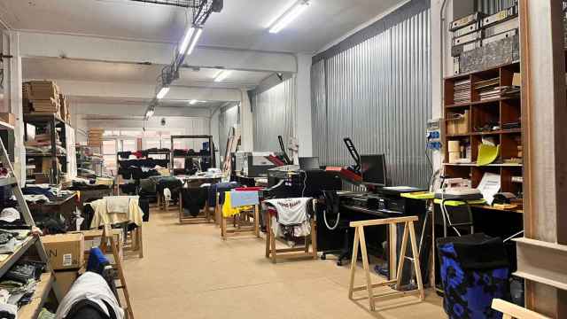 Interior del taller donde se confecciona la ropa de North Point
