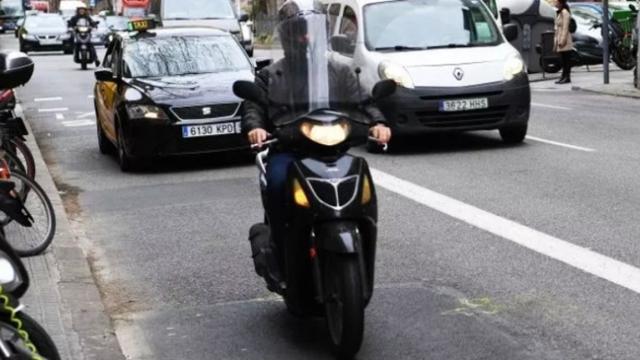 Un motorista circula por un carril bus en Barcelona