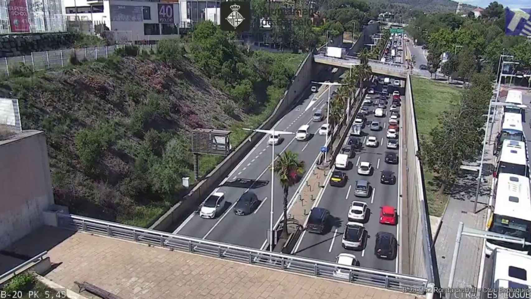 Imagen de las colas kilométricas debido al accidente de un motorista en la ronda de Dalt