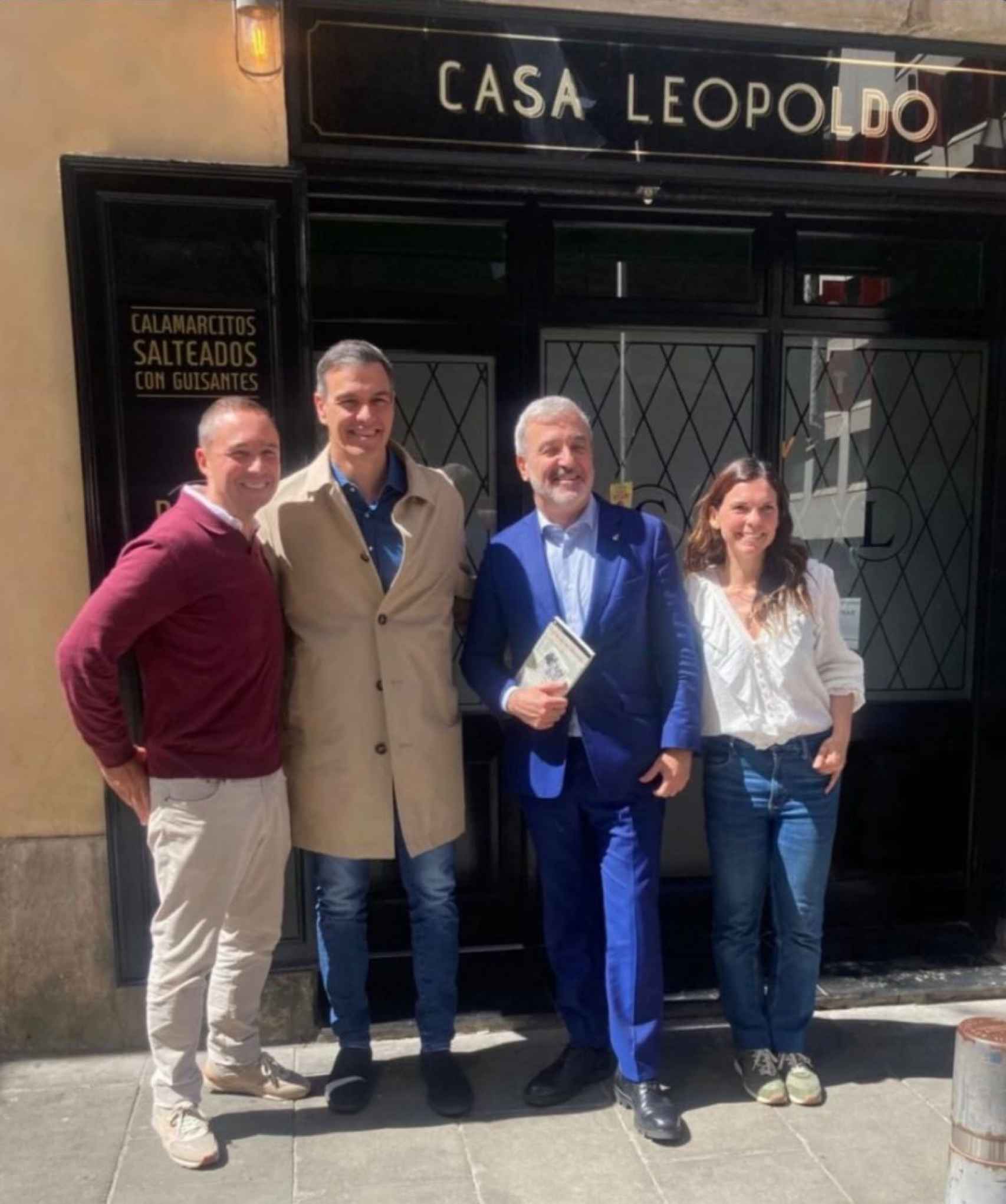 Los propietarios de Casa Leopoldo con Pedro Sánchez y Jaume Collboni
