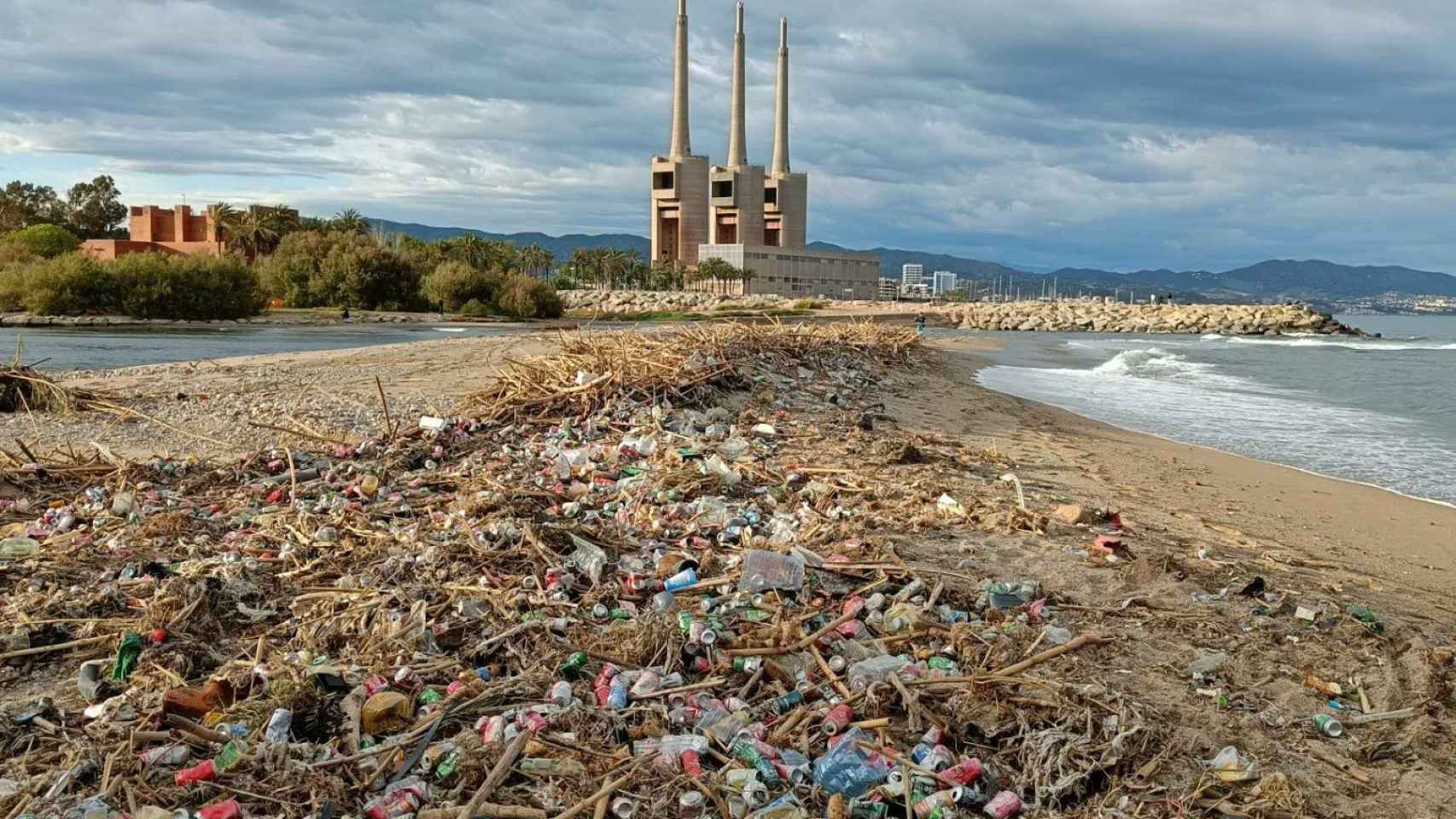 Basura acumulada en la desembocadura del Besòs