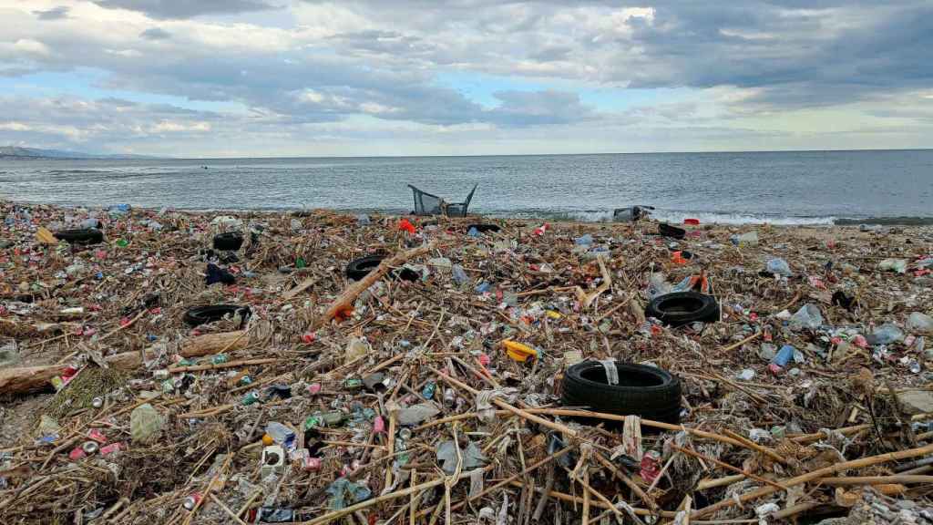 Basura acumulada en la desembocadura del Besòs