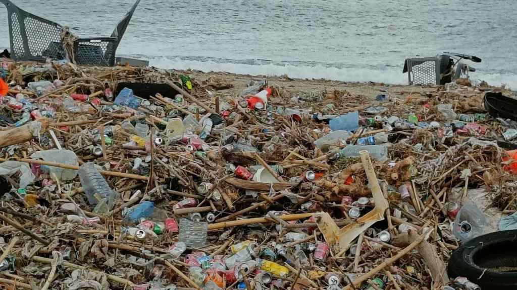 Basura acumulada en la desembocadura del Besòs