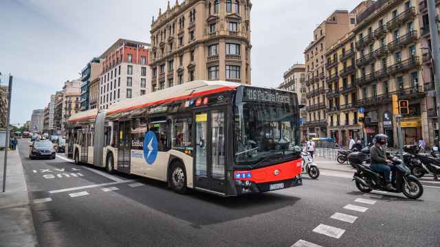 El bus H16 circulando por el centro de Barcelona