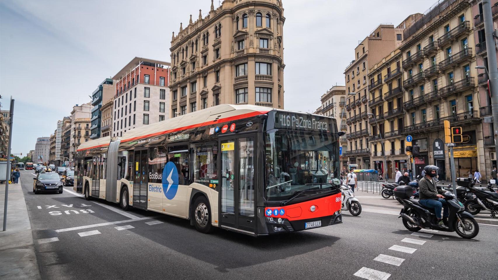 El bus H16 circulando por el centro de Barcelona