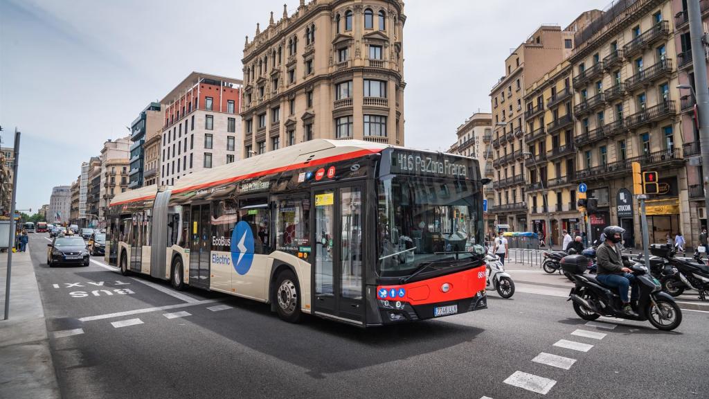 El bus H16 circulando por el centro de Barcelona