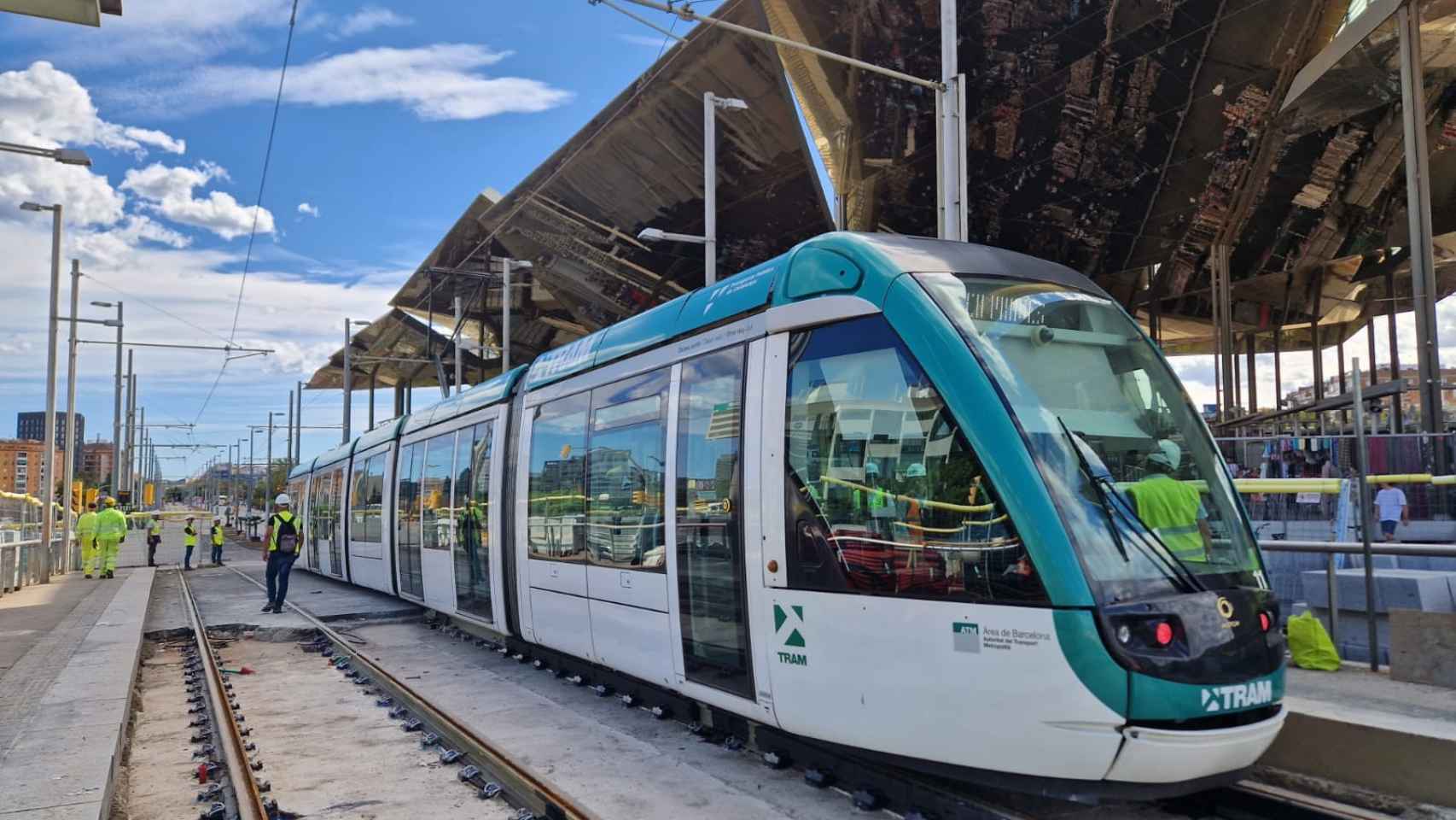 Un tranvía en pruebas circulando por la nueva parada Glòries de Barcelona